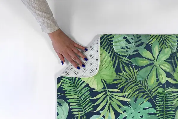 Matta halkskydd Gröna tropiska blad på en mörk bakgrund