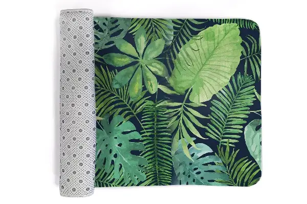 Matta halkskydd Gröna tropiska blad på en mörk bakgrund