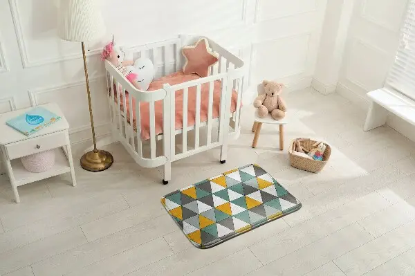 Matta Färgade trianglar i ett geometriskt arrangemang