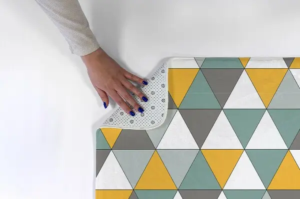 Matta Färgade trianglar i ett geometriskt arrangemang