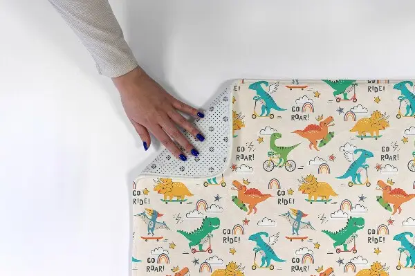 Liten matta Dinosaurier på fordon