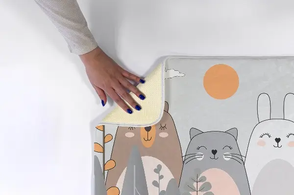 Liten matta Björn, katt och kanin i skogen