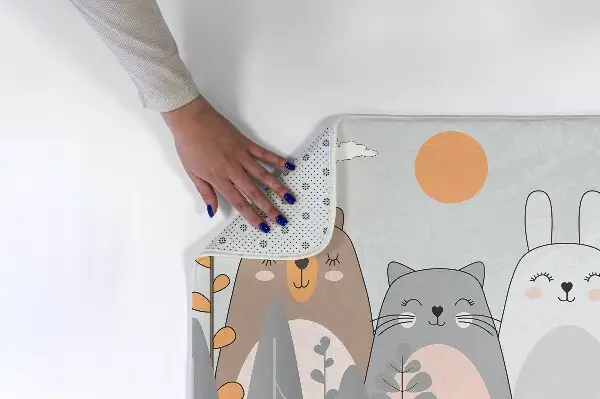 Liten matta Björn, katt och kanin i skogen