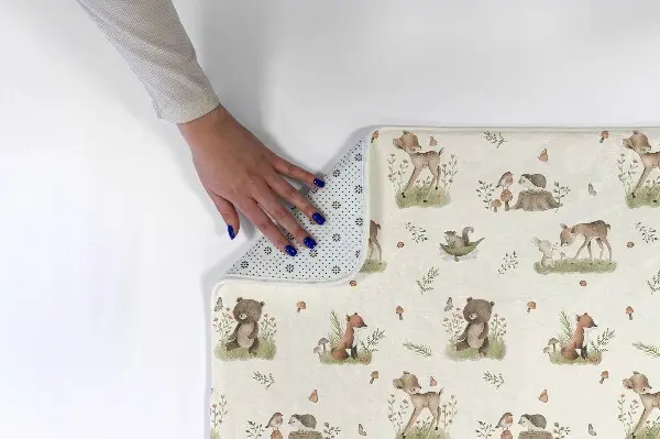 Liten matta Skogsdjur och växter