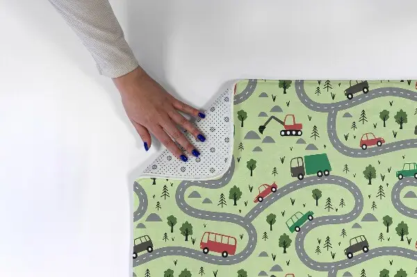 Liten matta Väg med bilar och träd