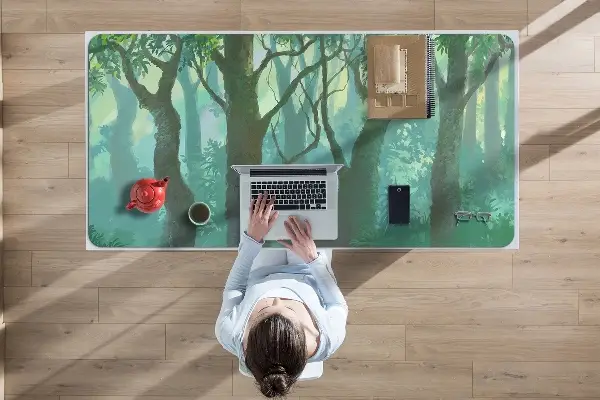 Skrivbordsmatta mörk skog