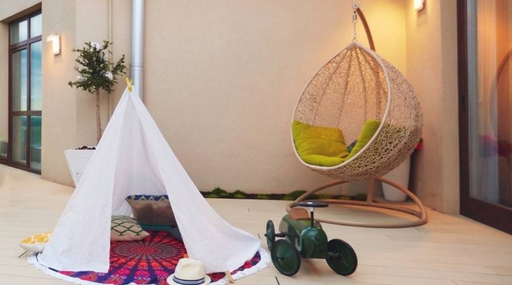 Hur ordnar man en balkong för ett barn?