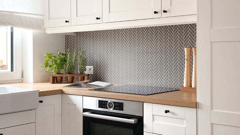 Renovering utan att ta bort kakel - så byter du väggar och golv utan att kladda