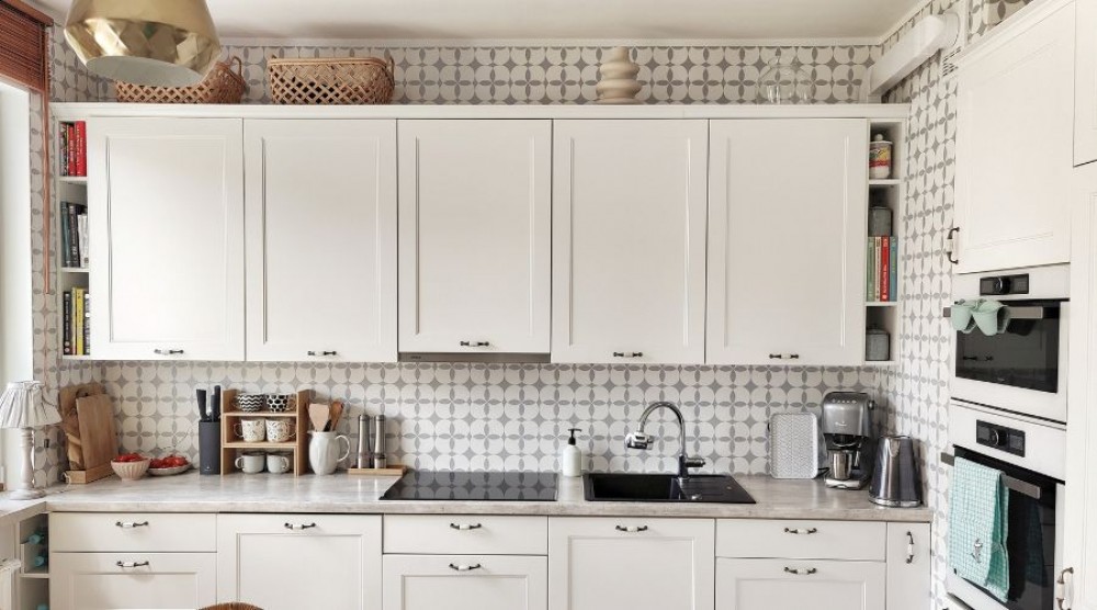 Montering av självhäftande vinylplattor på väggen - i samarbete med @projectwood_diy